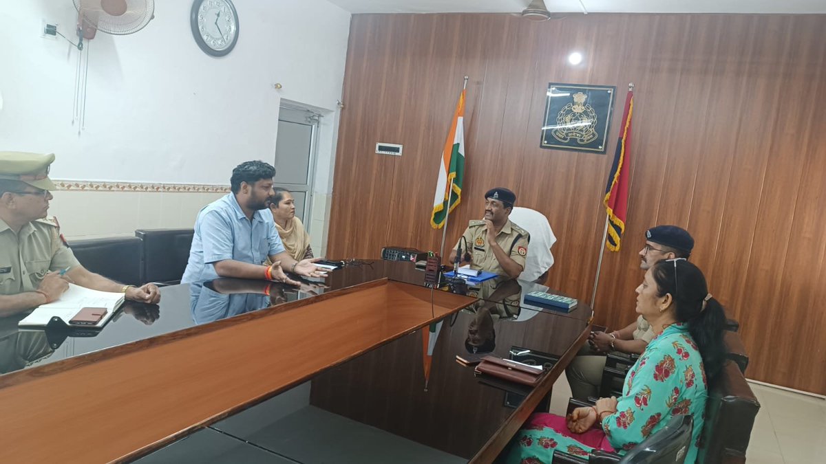 pilibhitpolice's tweet image. SP @pilibhitpolice के निर्देशन में  #AddlSP पीलीभीत द्वारा जनपद के व्यापारी बन्धुओं के साथ गोष्ठी की गयी तथा उनकी समस्याओं को सुना गया। समस्याओं के निराकरण हेतु संबन्धित को आवश्यक आदेश/निर्देश दिये गये व उनकी सुरक्षा के सम्बन्ध में आश्वस्त किया गया।
#UPPolice