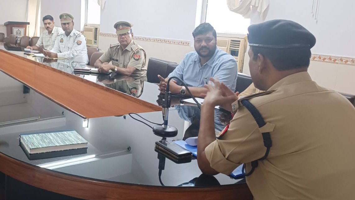 pilibhitpolice's tweet image. SP @pilibhitpolice के निर्देशन में  #AddlSP पीलीभीत द्वारा जनपद के व्यापारी बन्धुओं के साथ गोष्ठी की गयी तथा उनकी समस्याओं को सुना गया। समस्याओं के निराकरण हेतु संबन्धित को आवश्यक आदेश/निर्देश दिये गये व उनकी सुरक्षा के सम्बन्ध में आश्वस्त किया गया।
#UPPolice