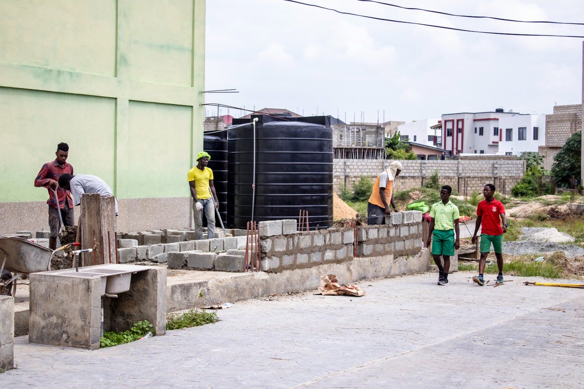 Milts25's tweet image. ⁦@futurestars15⁩ not only funds the children’s books, uniforms, food, transport and education. We now fund building projects including these toilets at the Future Leaders School. Charity work never stops #priorities #funding #localcontractors #givingback