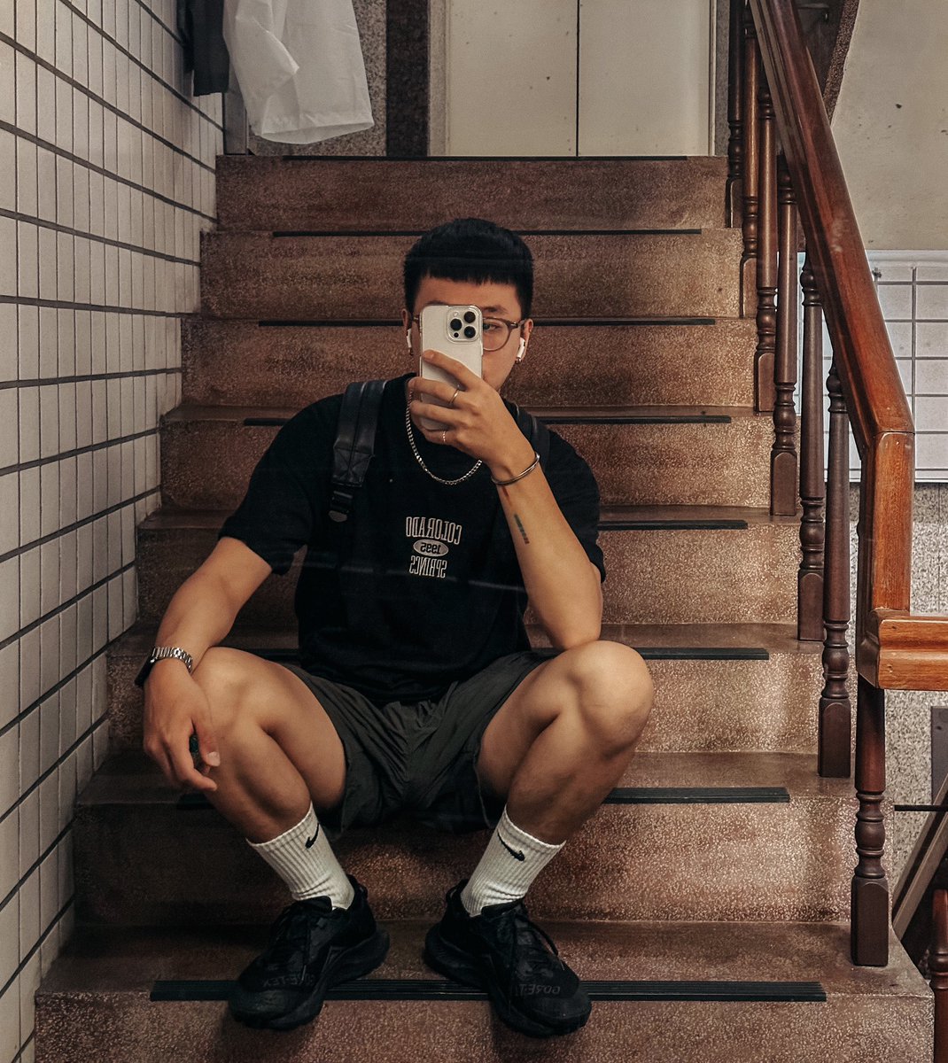 ddcc1999's tweet photo. 爬樓梯好累 休息一下🥵 https://t.co/2kf7GiHlIS