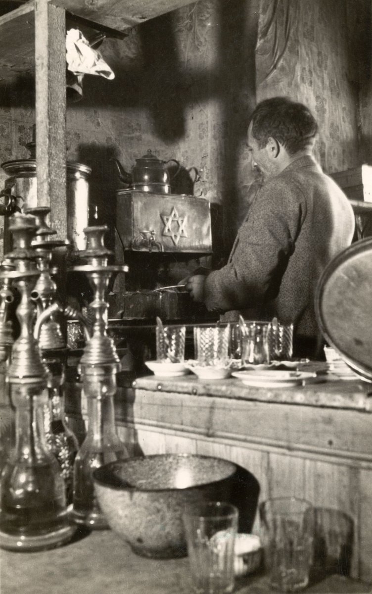 nadidefotograf's tweet photo. Üzerinde Davut Yıldızı bulunan bir çay kazanı ön planda nargileler ve çay bardakları 1930'lar https://t.co/KTOv0VRMIX