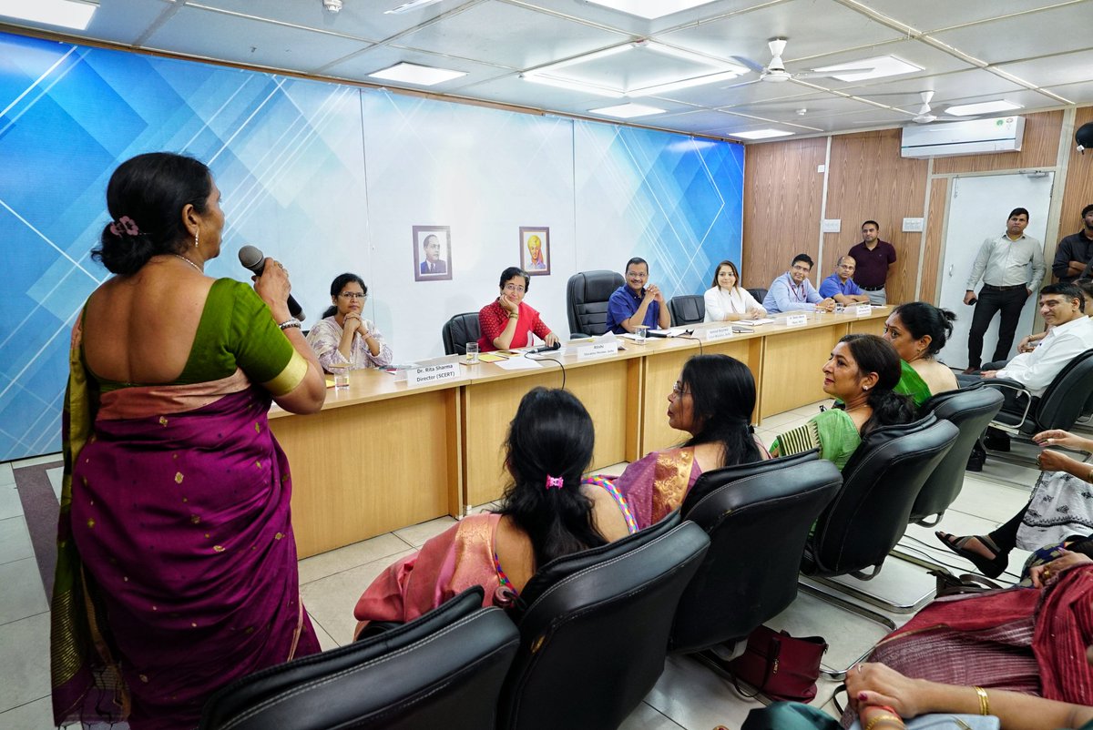 आज MCD स्कूलों के उन प्रिंसिपल से मिला जो IIM अहमदाबाद से ट्रेनिंग लेकर लौटे हैं। सभी प्रिंसिपल के अंदर एक अलग ही तरह की ऊर्जा देखने को मिली। स्कूलों में नए तरीक़े से काम करने के लिए सभी उत्साहित हैं। दिल्ली सरकार के स्कूलों में भी हमारे प्रिंसिपल और टीचर्स ने ही क्रांति लाकर