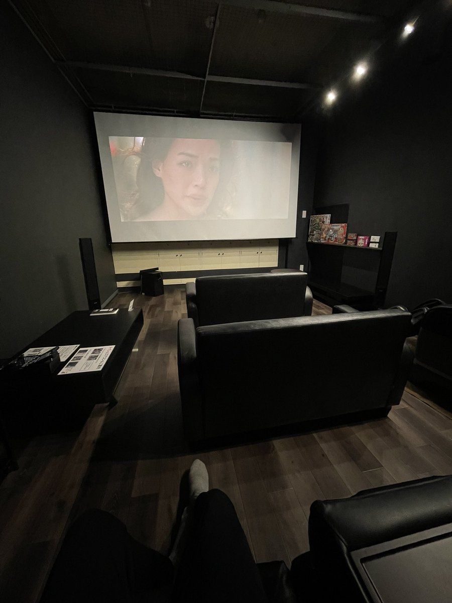 active_theater's tweet photo. ①ミニ映画館
②ボドゲとか合コンとか
③セミナーとか勉強会とか
④この配置に戻してね

この他にスツールが5脚あり、
最大20人着座可能！

映画鑑賞から誕生日会・プチ同窓会まで
色々使えるレンタルスペースです🙋‍♂️ https://t.co/j0tV20uAde