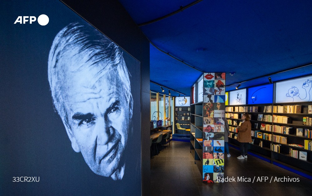 AFPespanol's tweet photo. Muere el escritor checo Milan Kundera a los 94 años (TV checa) #AFP https://t.co/zaFHP211hZ