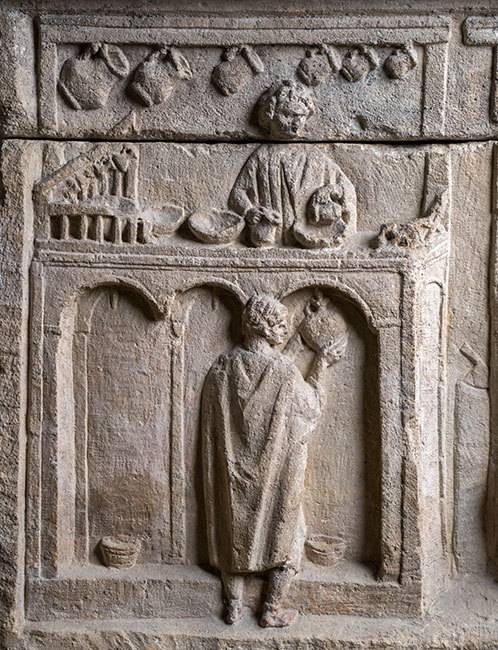 For #ReliefWednesday a wonderful detailed scene that enrichs our knowledge of everyday life in the #Roman empire. It shows a #wine shop 🍷🍷: Funnels are built into the counter. The merchant is pouring wine in one of them, the customer holds a jar under the funnel...1/2