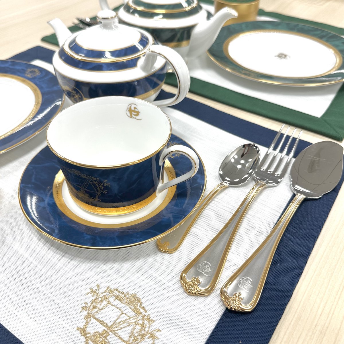 TOBOOKS's tweet image. 【Instagram更新】
#本好きの下剋上 × #Noritake　
📚お茶会セット【完全版】
📚カトラリーセット

ローゼマインとフェルディナンドをイメージして製作した
貴族気分を存分に味わえる豪華なセット✨

一式揃えて優雅なお茶会をお楽しみください！
#TOブックスオンラインストア
instagram.com/p/Cul4kWqrWp6/…