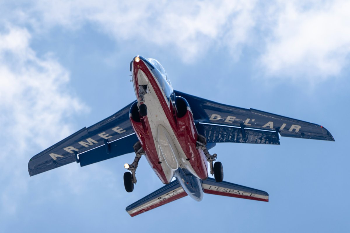SAFRAN's tweet photo. Elle fête ses 70 ans cette année : la @PAFofficiel ouvre ce défilé #aérien du #14Juillet, en formation #BigNine avec ses 9 #Alphajets, que @SAFRAN équipe évidemment ! 🇫🇷
✅ Moteurs Larzac 04C6
✅ Sièges éjectables
✅ Roues & freins
✅ Systèmes d'atterrissage
#avgeek https://t.co/8wwZ8Kh9vJ