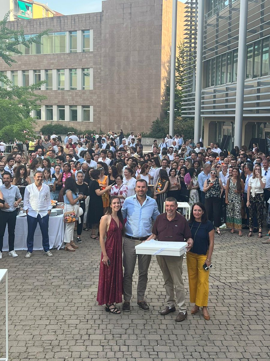 aamalacrida's tweet photo. Settimana scorsa a Genova per il #SummerKickOff con 250 manager del gruppo, ieri l'aperitivo con 500 colleghi dell'HQ di Milano e il saluto a Claudio Penna che andrà in #pensione. Queste due immagini ben esprimono la grande famiglia che ho l'onore di rappresentare in Italia. https://t.co/FxmxJylvE4
