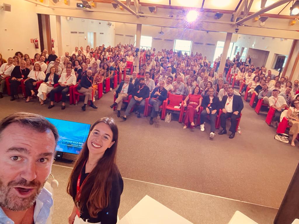 aamalacrida's tweet photo. Settimana scorsa a Genova per il #SummerKickOff con 250 manager del gruppo, ieri l'aperitivo con 500 colleghi dell'HQ di Milano e il saluto a Claudio Penna che andrà in #pensione. Queste due immagini ben esprimono la grande famiglia che ho l'onore di rappresentare in Italia. https://t.co/FxmxJylvE4