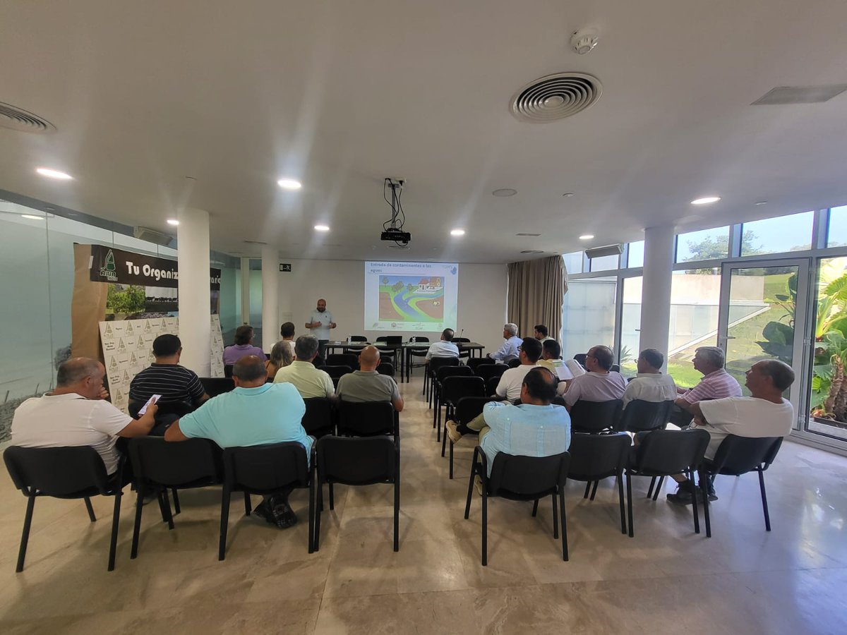 aepla_asoc's tweet photo. 📌 Hoy, en el marco del proyecto #ProyectoTOPPS 💦, organizamos en Jerez de la Frontera (Cádiz), en colaboración con @UnivCordoba, @AsajaCadiz y @ALAS_alianza, la jornada 'Buenas prácticas agrícolas para evitar la contaminación de las aguas'. 🚜💧 https://t.co/jjCmiexf9p