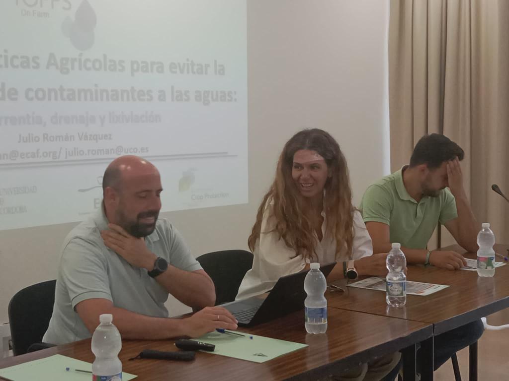 aepla_asoc's tweet photo. 📌 Hoy, en el marco del proyecto #ProyectoTOPPS 💦, organizamos en Jerez de la Frontera (Cádiz), en colaboración con @UnivCordoba, @AsajaCadiz y @ALAS_alianza, la jornada 'Buenas prácticas agrícolas para evitar la contaminación de las aguas'. 🚜💧 https://t.co/jjCmiexf9p