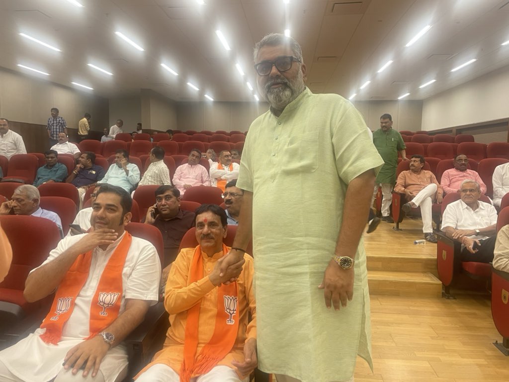 aniruddhdavebjp's tweet photo. “મહારાવ અને માલધારી”

“સબ સમાજ કો લીએ સાથમેં 
                       આગે હી બઢતે જાના”

 આને કહેવાય “સબકા સાથ સબકા વિકાસ”

અભિનંદન માશ્રી @babubhaijdesai
માશ્રી કેસરીદેવસિંહ ઝાલા.

જય હો માશ્રી @narendramodi સાહેબ
@AmitShah @BJP4Gujarat @CRPaatil @ratnakar273
#2MandviVidhanSabha https://t.co/oOiKr6pLFx