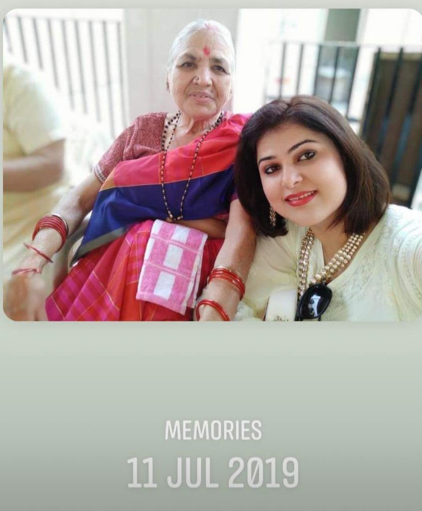 Maya1117771's tweet photo. @nidhileo
#AdarniyaNidhiVasabdaniMam
We all your fans,wellwishers and followers pay our heartfelt humble tributes❤️🌹
to your #GrandMother #Granny.
We understand and feel deeply that how painful are the sorrows of loosing one's #Granny
Om Shanti🙏

#Humbletributes ❤️🌹
#Granny https://t.co/4c2EpxSE3Y