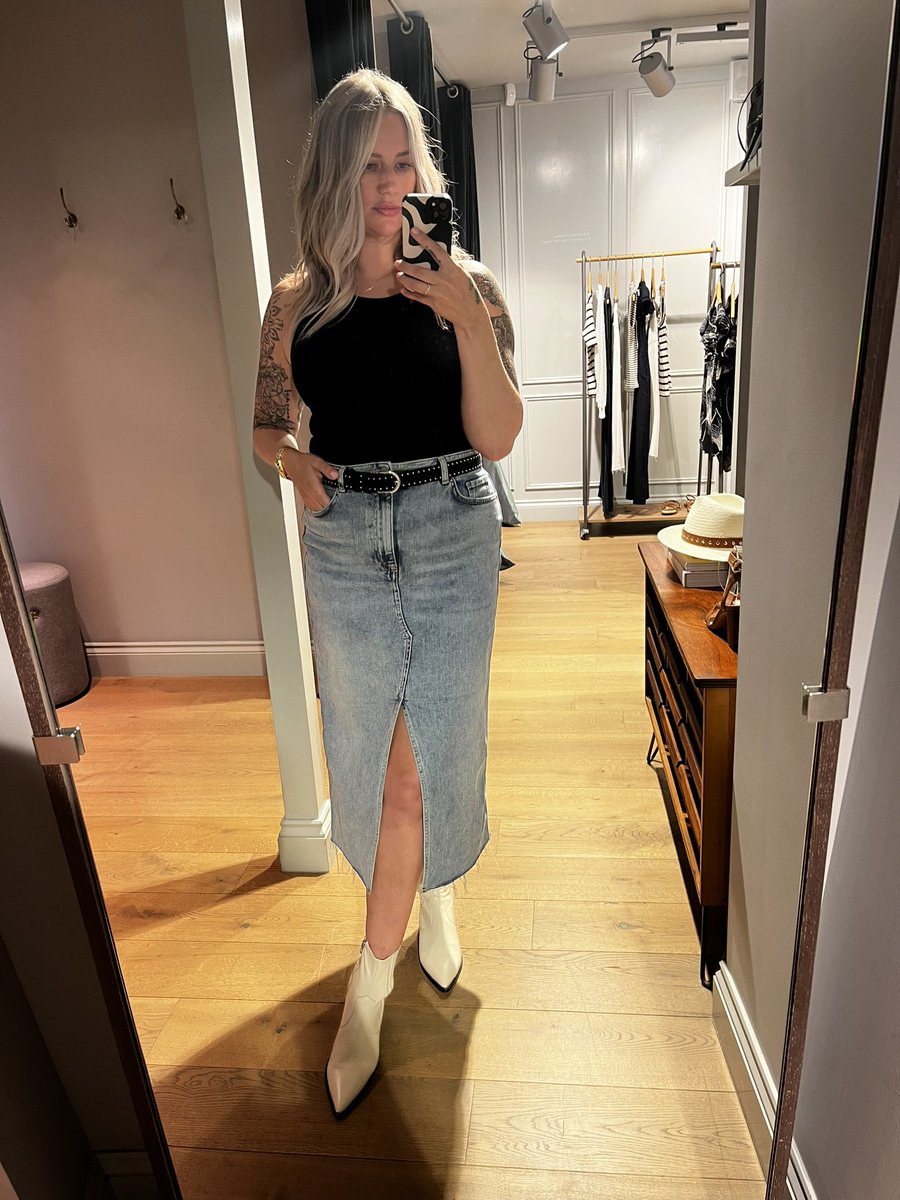 aoife_patrick's tweet photo. The denim “IT” skirt is one of my favourite SS23 purchases! #mintvelvet @WeAreMV_ @JeanneTebbutt https://t.co/oWqbAxtuqw