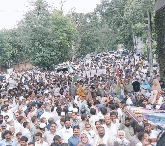 PltaiGa's tweet photo. لاہور کی سٹرکوں پر اس وقت سرکاری ملازمین کا سمندر ہے۔ لیکن میڈیا کی آنکھوں پر پٹی بندھی ہوئی ہے ۔۔۔۔
کہاں گئے وہ چینل جو کہتے تھے نظر ہر خبر پر ؟؟؟
آج انکو یہ سمندر نظر کیوں نہیں آ رہا ہے ؟ https://t.co/Bf2qzAxzJc