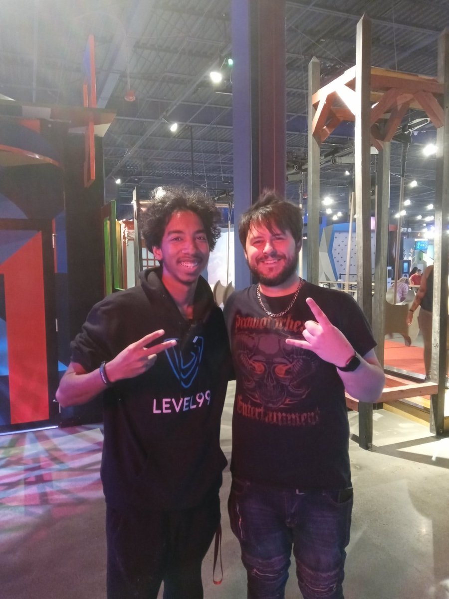 FilthyPumkin's tweet photo. Got to meet this awesome guy while working today! @FamilyJules7x God, I look so terrible, but was so Hype that he was there! https://t.co/ODwW3CKsv9