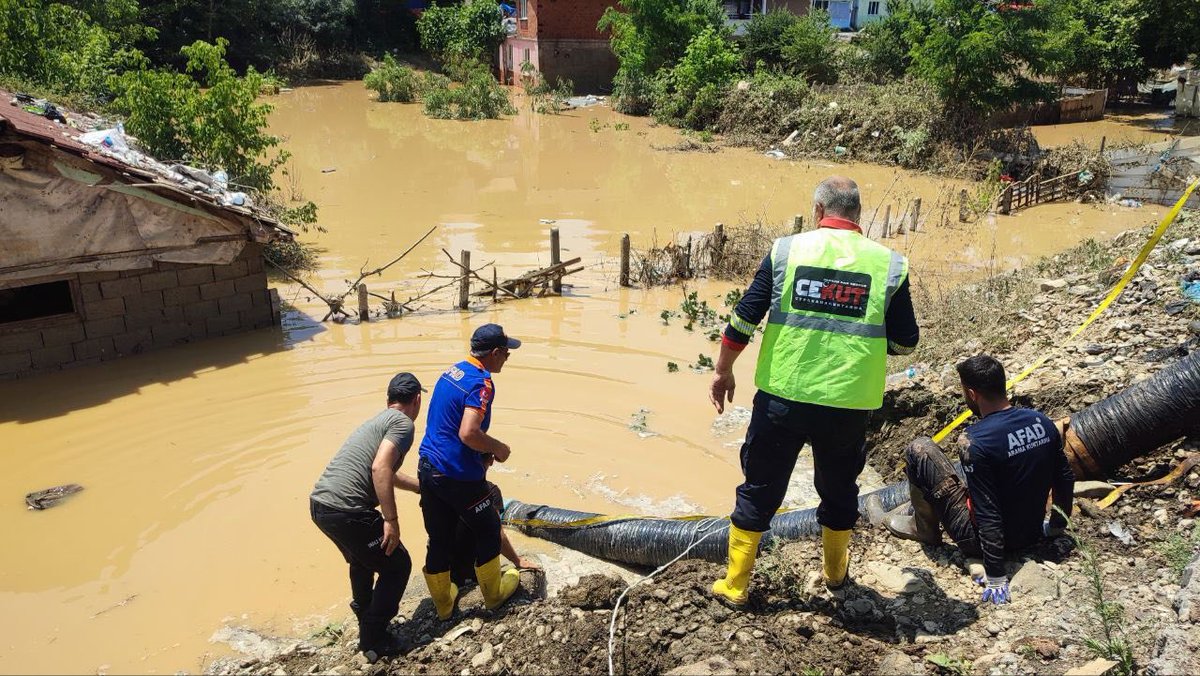 ismakgul14's tweet photo. CTE CEKUT Ekipleri sel afet bölgesinde aralıksız çalışmalarına devam https://t.co/BAIy8lL6M6şta Adalet Bakanımız,CTE Genel Müdürlüğü olmak üzere emeği geçen tüm arkadaşlarımıza kolaylıklar dilerim.Emeklerine sağlık. #CezaTevkifEvleri #İnfazveKoruma @adalet_bakanlik @ctekurumsal https://t.co/QWAmoJtKCN