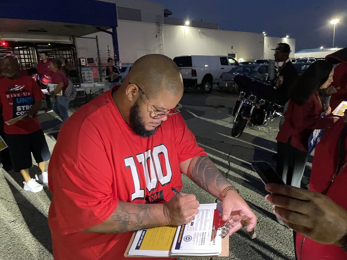 UAW's tweet photo. Good morning! We're out here at Sterling Heights Assembly Plant kicking off Big Three negotiations with a new UAW tradition: "the members handshake." Let's go! https://t.co/2cuMWK2PdW