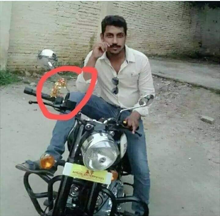 कुछ समय पहले तक वो बालासुंदरी देवी मन्दिर जाता था, शुक्रताल में उसका मुंडन हुआ था, हर वर्ष शाकुम्भरी देवी मन्दिर में प्रसाद चढाता और खाता था। तिलक भी लगाता था और कांवड भी लाता था।
फिर एक दिन औवेसी ने उसे घर बुलाकर छोटे भाई का पजामा पहनने को दिया।
बस इसी दौरान कांड हो गया। बाकी तो