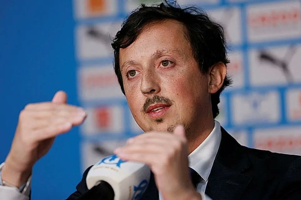 Un habitué des virages : "Le mercato ne se fait pas en un jour. Si on prend vite 10 joueurs et qu'ont s'aperçoit que 9 ne sont pas bons, on fait quoi ? Je suis supporter de mon équipe, je vais la voir avant tout. Je m'abonne, je l'encourage, même si un grand joueur ne vient pas.