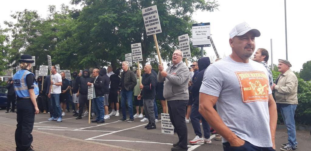 brightonanti's tweet photo. On Tuesday about 80 fascists gathered in Thames Ditton, South West London to protest against a hotel hosting refugees. https://t.co/oLcYAJSJko
