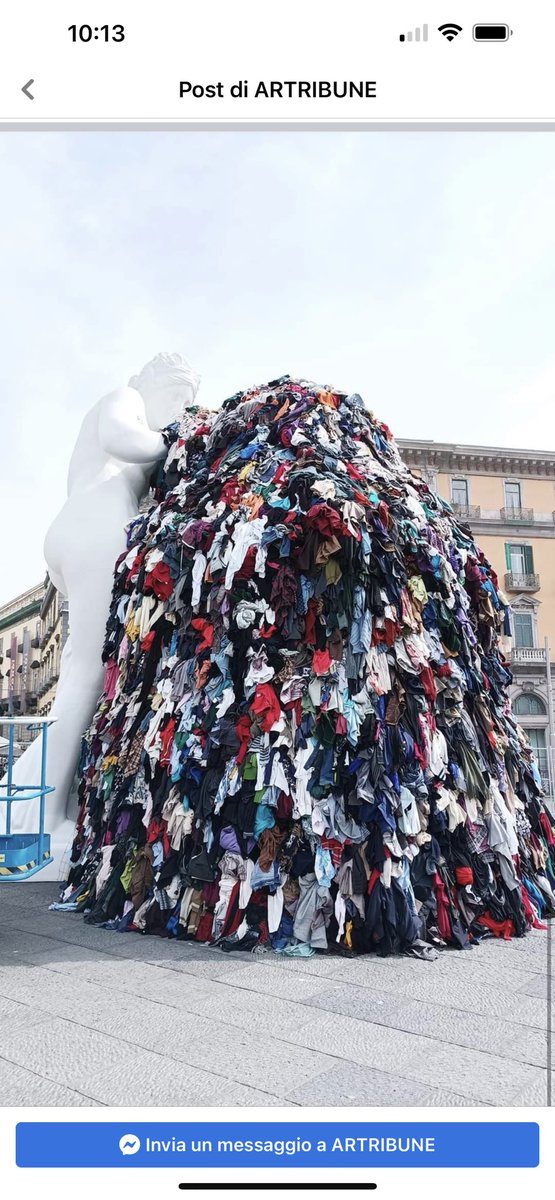 ma si può dar fuoco a un’opera d’arte anche se è solo la replica sproporzionata, priva di ogni grazia e ispirazione della Venere degli stracci? senz’altro No. ma si può capirlo in una città che da qualche anno poi s’è finalmente e felicemente libberata dal problema “rifiuti” 😎