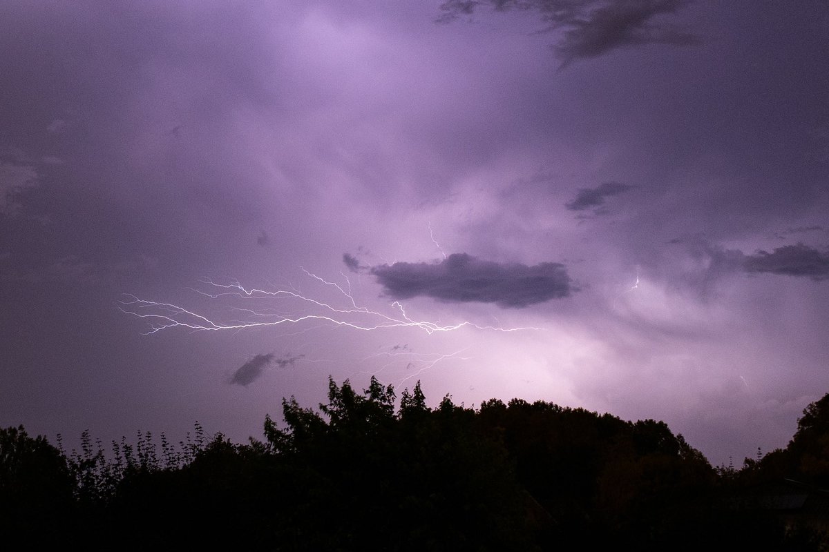 Sianay_'s tweet photo. Impressionnant le festival d’éclairs hier soir #orage #lyon https://t.co/GUN2YugtIr