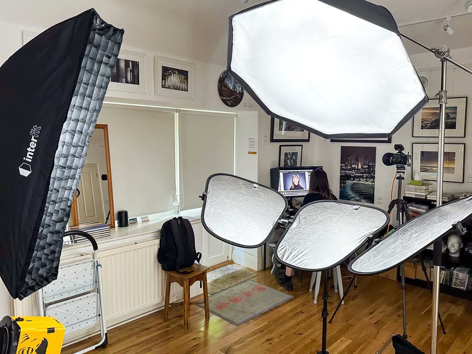 GrahamDunnPhoto's tweet photo. "The whole process was very easy &amp; comfortable...I really cannot recommend Graham's service enough" - lovely feedback from a recent shoot. Here's Olivia reviewing her images along with her final choice.
In need of a new headshot, then don't hesitate to get in touch.
#headshots https://t.co/kZuk2PfONz