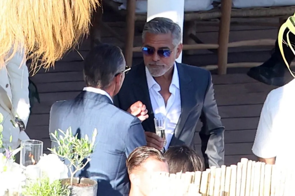 George Clooney is stylish and tanned on a Mykonos beach: New photos from his trip to Greece https://t.co/ZS56hJUeKZ https://t.co/CUWYzUdo77