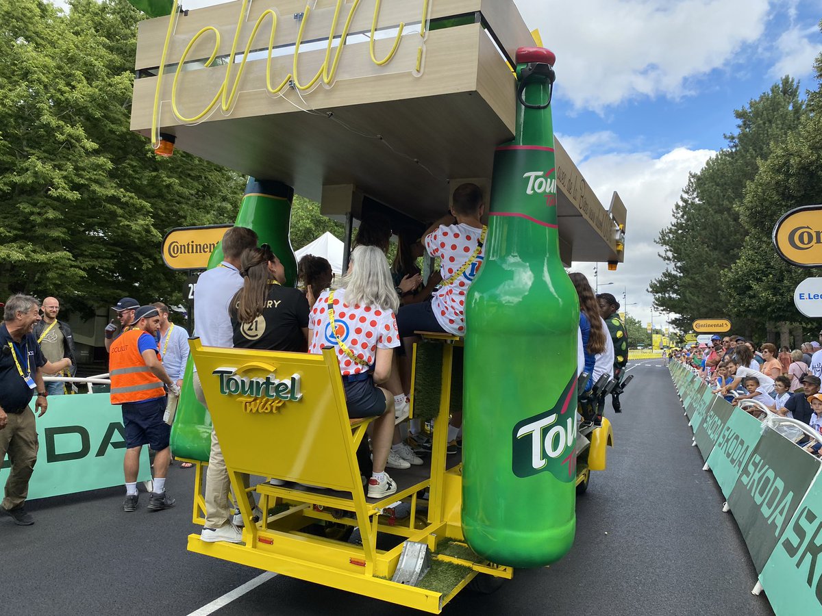 #tdf2023 Une caravane commence à mettre de l’ambiance !! 🚴🏻‍♂️😁💛 Toutes les caravanes publicitaires défileront à Moulins vers 15h30 ! 👌🏻