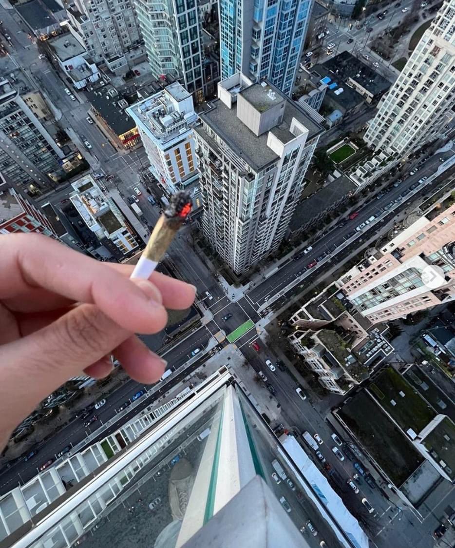 Sparzito_'s tweet photo. Lol what's the point of smoking if you're this high already 😂? https://t.co/02xEqz89PH