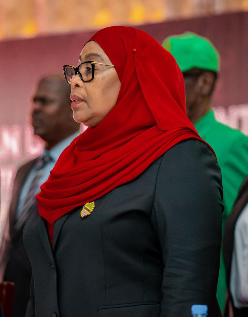 Mungu mlinde Rais Samia Suluhu.

#mamayukokazini
#mamaanafanikisha