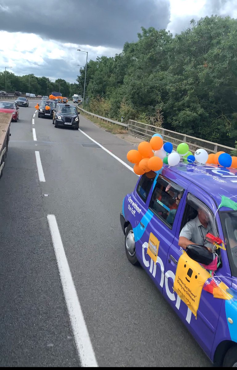 scarla101's tweet photo. This just warm my heart. London taxi drivers charity for children.  #Londontaxidriverscharityforchildren #m11 #bbcnews #londontaxi #helpingchildren #SkyNews #showyoucare https://t.co/qQYAFueriH