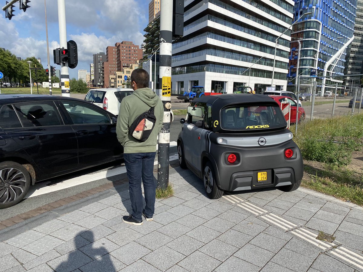 Fietspad, autoweg, voetpad. Het maakt allemaal niet uit in een elektrische #opelrocks