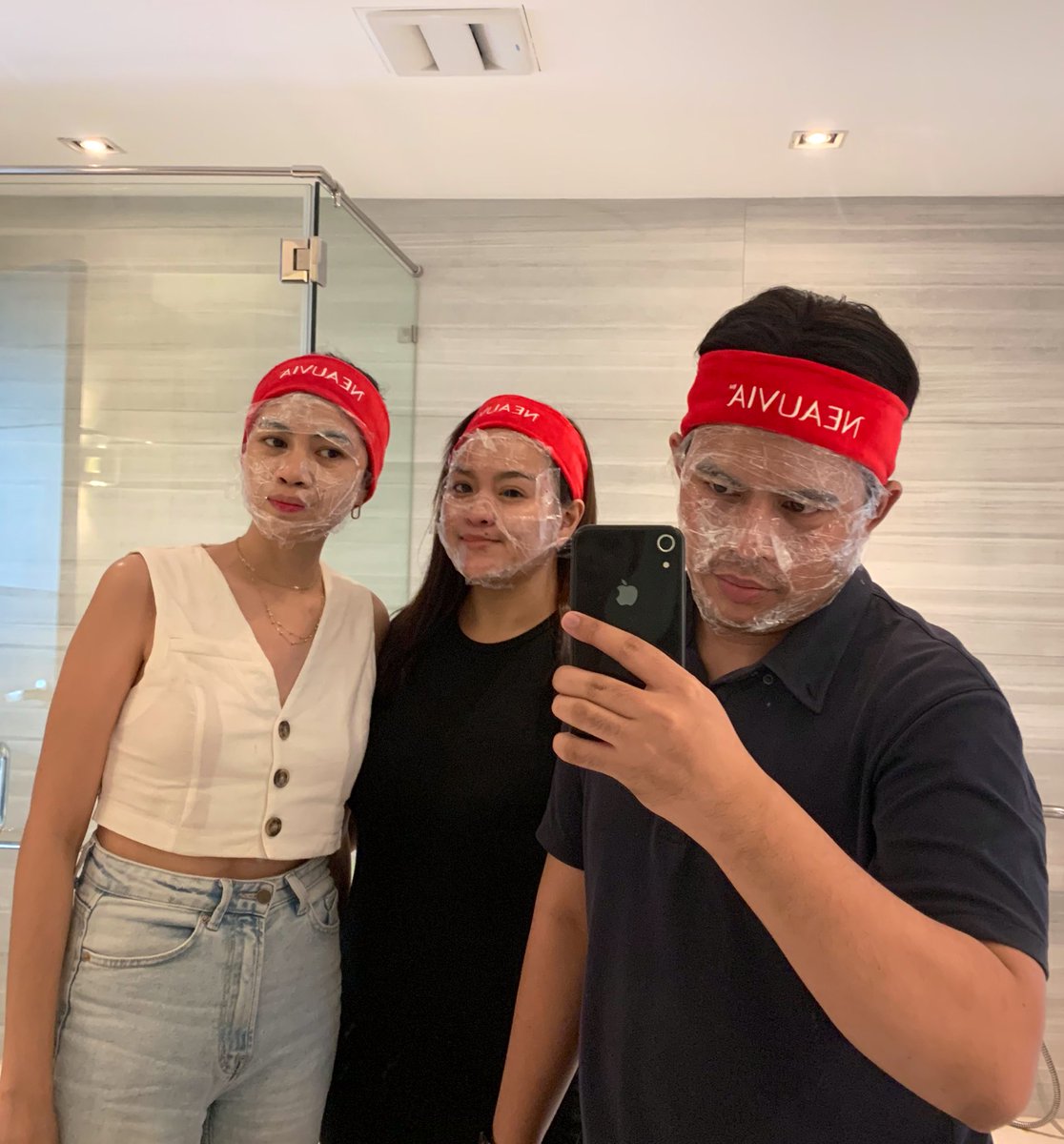 iamjace08's tweet photo. Kaya pa ng pez nyo? HAHAHA @khgnzls @jassssreal 😂 https://t.co/VaCKc2OmVO