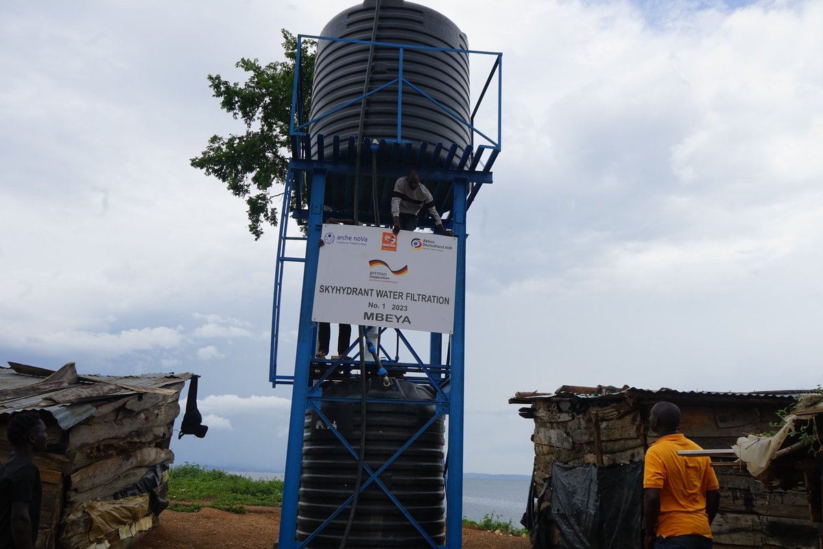 katosiwomen's tweet photo. The Sky Hydrant Water filtration system, installed by @livingwater Uganda, with the technical expertise of a water engineer from arche noVa, purifies water from the lake and produces between 700 to 800 litres per day of clean, safe and drinking water. #skyhydrant #wateracess https://t.co/bFkGcgrUAD