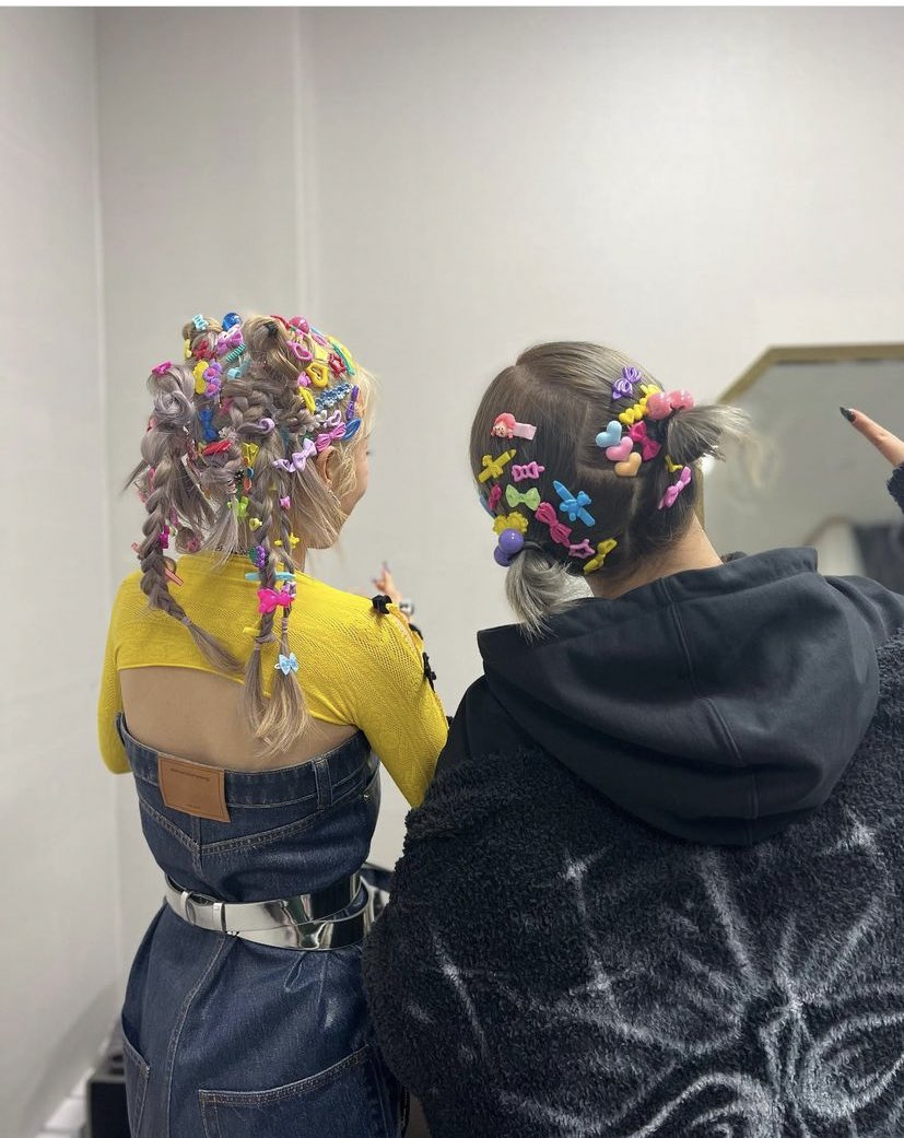 kwonsparks's tweet photo. CL went to festival mv set to support dara the matching clips!!! aww

FESTIVAL AT SANDARA PARK #WelcometoSandaraPark https://t.co/IvQ81eY1he