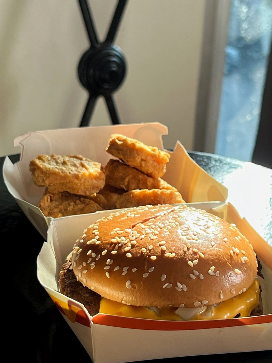 MadgeMafs's tweet photo. Uhm? Hello?? Anyone else notice mcdo’s burgers got a glow up?!!?!🤨🤨🤨 dem buns really said 💅🏻✨ https://t.co/LvFPSJsAOK