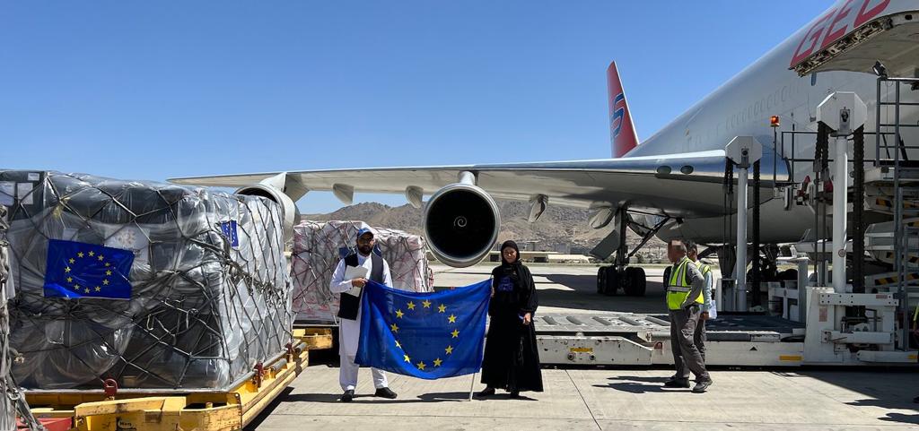 This is 🇪🇺 solidarity in action: Today, I welcomed the arrival of nearly 100 tonnes of medical items and medicines to #Afghanistan.

A shout out to <a href="/EU_ECHO/">EU Civil Protection & Humanitarian Aid 🇪🇺</a> colleagues and partners who jointly make this latest EU Humanitarian Air Bridge flight possible.