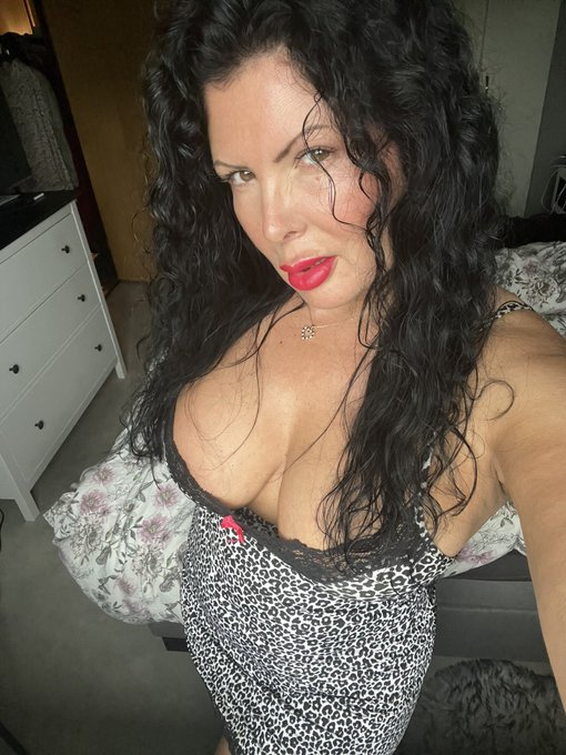Live bilder g&aring;r att k&ouml;pa p&aring; min kik i m&aring;n av tid . Ni swishar mitt bolag 💋  https://t.co/j0iYZpJpJw https://t
