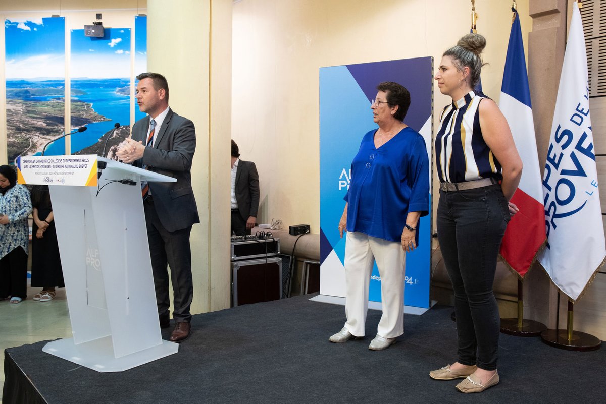 dsden04's tweet photo. Cérémonie du #CD04 de remise de prix aux collégiens qui ont obtenu le #DNB avec mention "Très bien".
Beaucoup d'émotion pour nos lauréats &amp; leurs familles venus nombreux partager ce moment
Merci à la présidente @e_barreille pour cette belle cérémonie
 &amp; 🙏aux équipes pédagogiques https://t.co/Pwl5PWmOhg