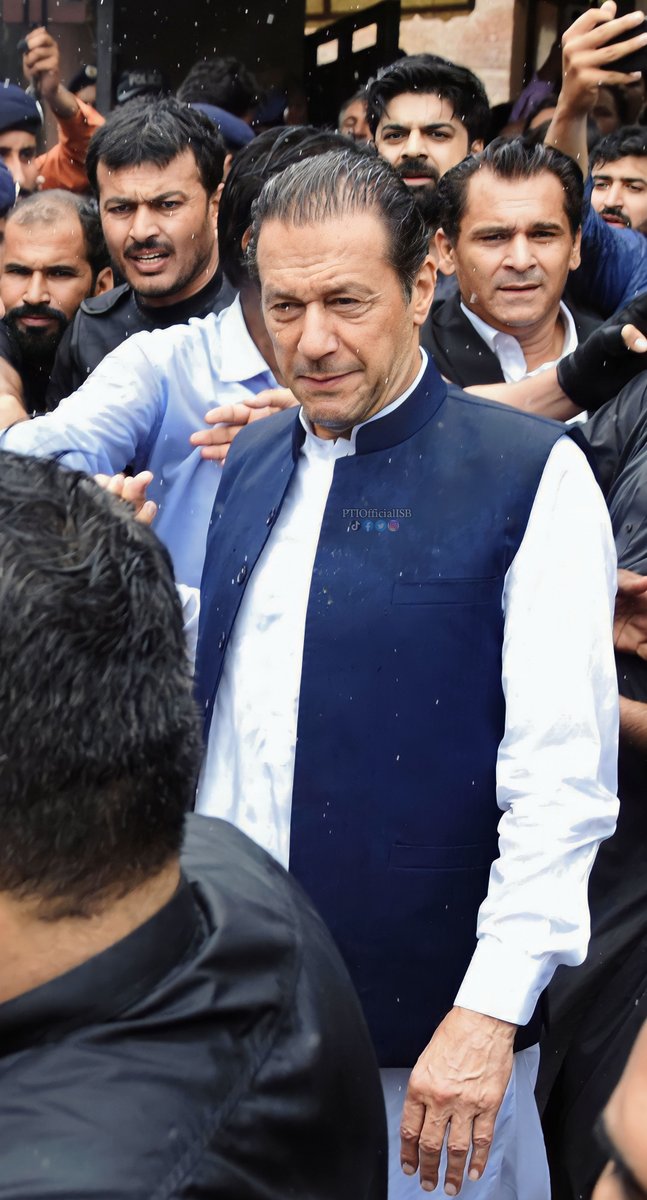 PTIOfficialISB's tweet photo. میرا فیصلہ ہے کہ میں جب تک زندہ ہوں، اپنے مشن انصاف کی تحریک کیساتھ کھڑا ہوں۔
چیئرمین پاکستان تحریکِ انصاف عمران خان
#خان_کا_آنا_ضروری_ہے https://t.co/RUEI21Rtdr