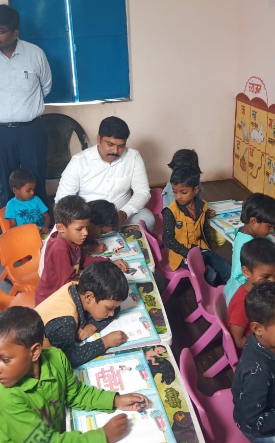 DC_Palamu's tweet photo. आज सूआ के मॉडल आंगनबाड़ी केंद्र पहुंचकर बच्चों को दी जा रही अरली चाइल्डहुड केयर एंड एजुकेशन पाठ्यक्रम का अवलोकन किया,सेविका को हर हाल में अरली चाइल्डहुड केयर एंड एजुकेशन पाठ्यक्रम के अनुरूप समानांतर रूप से टैब के जरिये पढ़ाने की बात कही।
@jhar_governor 
@JharkhandCMO 
@JobaMajhi https://t.co/sYCsfIwhwT
