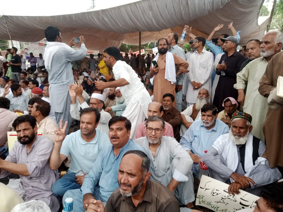 PunjabElementa1's tweet photo. پنجاب ملازمین کا ایک سمندر نظر آ رہا ہے  تنخواہوں اور پنشن کے اضافہ میں عدم مساوات اور ریٹائرمنٹ کے وقت لِیو اِن کیشمنٹ کَٹ پنجاب ملازمین کو زمین بوس کرنے کی سازش ہے باقی تمام صوبوں اور وفاق کو نواز دیا گیا ہے جبکہ پنجاب ملازمین سراپا احتجاج ہیں...
@CMShehbaz @MaryamNSharif https://t.co/euQsW1LRk6