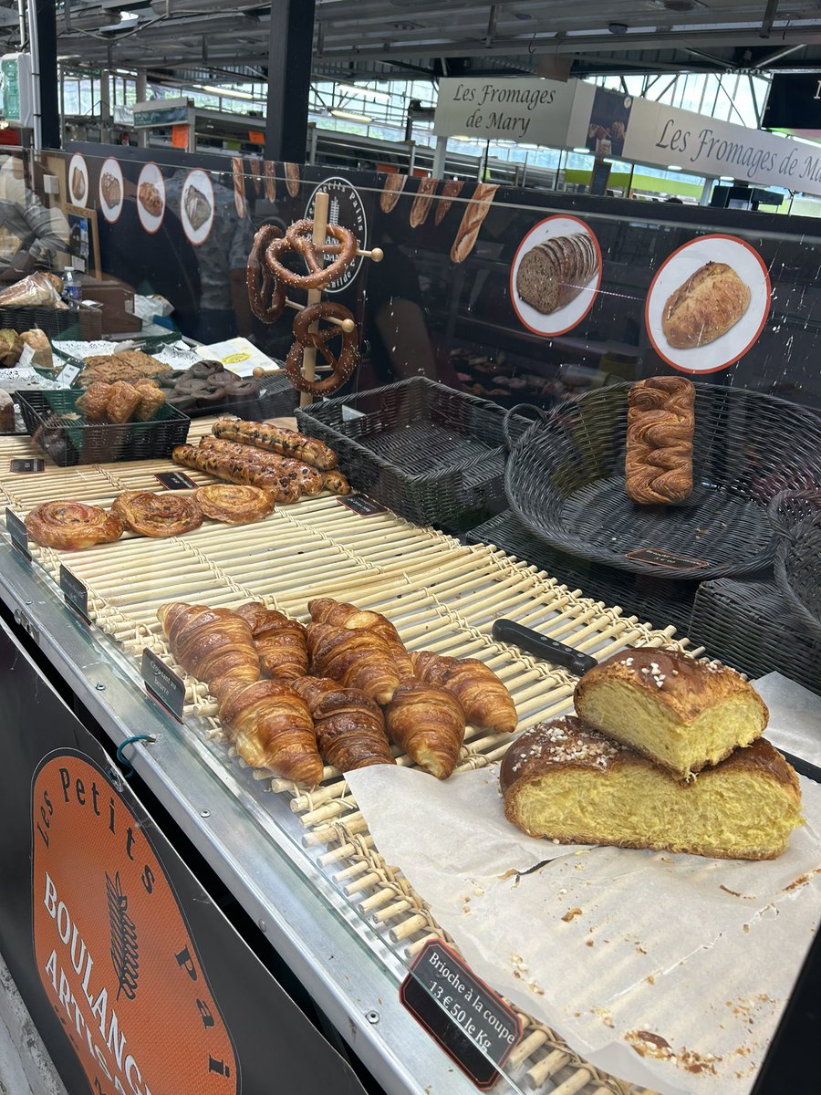 BWSlangs's tweet photo. Practising their french at Melun market this morning 🇫🇷 https://t.co/FPIAPKyNJV
