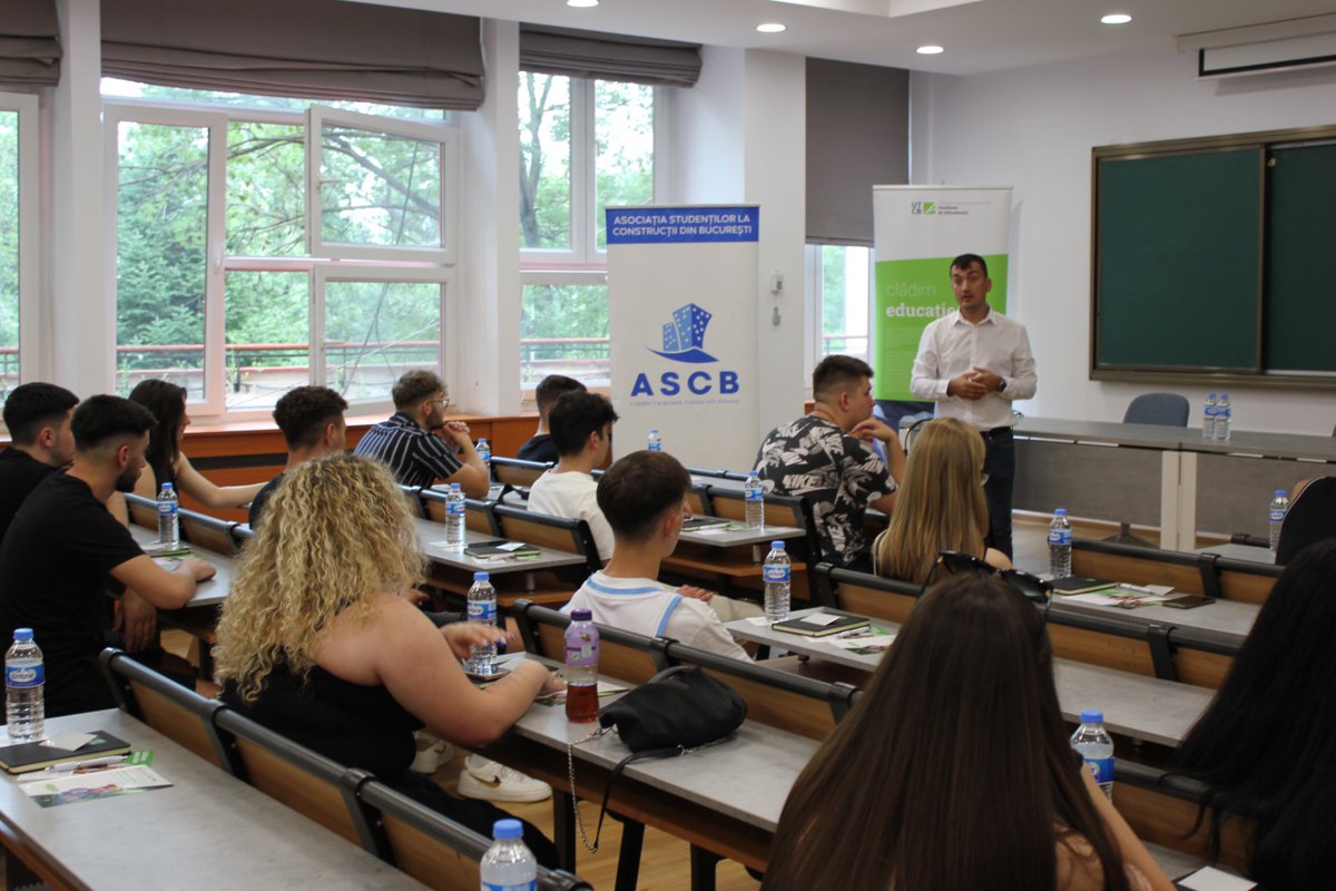 UTCB_RO's tweet photo. #UTCBSummerUniversity has officially started! 💚
We are thrilled to welcome pupils from all over the country to present them the #UTCB academic curricula, international & @EU_CONEXUS opportunities & the amazing student life at our university. 👷♀️👷
#UTCB
#EUCONEXUS
#ASCB https://t.co/MYTFGTUyZu