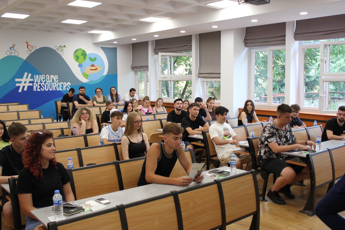 UTCB_RO's tweet photo. #UTCBSummerUniversity has officially started! 💚
We are thrilled to welcome pupils from all over the country to present them the #UTCB academic curricula, international & @EU_CONEXUS opportunities & the amazing student life at our university. 👷♀️👷
#UTCB
#EUCONEXUS
#ASCB https://t.co/MYTFGTUyZu