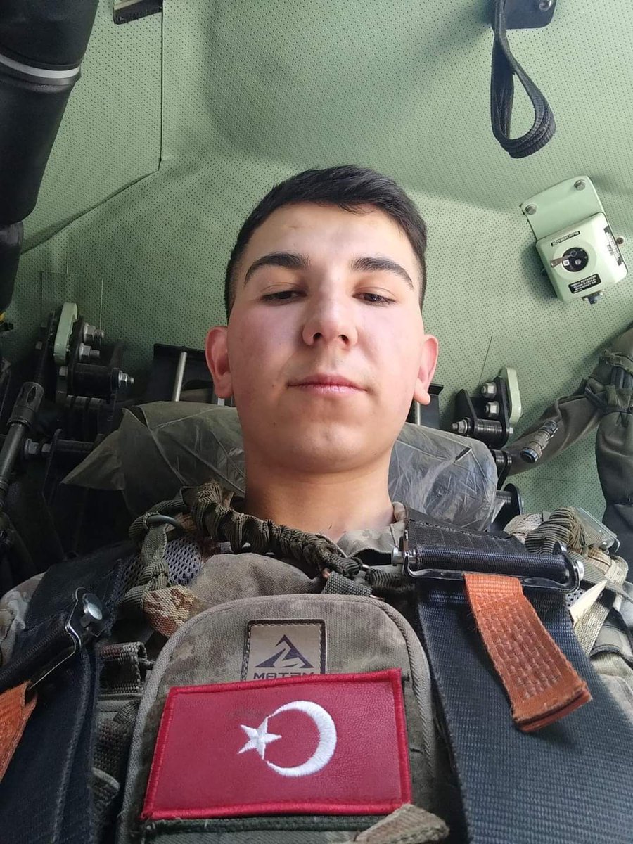 ParloomDAO's tweet photo. Van’ın Gürpınar ilçesinde, 11 Temmuz 2023 tarihinde, meydana gelen trafik kazası sonucu kahraman silah arkadaşımız https://t.co/Wjj9KWyYVX Ramazan Sarıkaya ağır yaralanmış, personelimiz derhâl hastaneye sevk edilmiş, yapılan tüm müdahalelere rağmen kurtarılamayarak şehit olmuştur https://t.co/iG4Uj6MamD