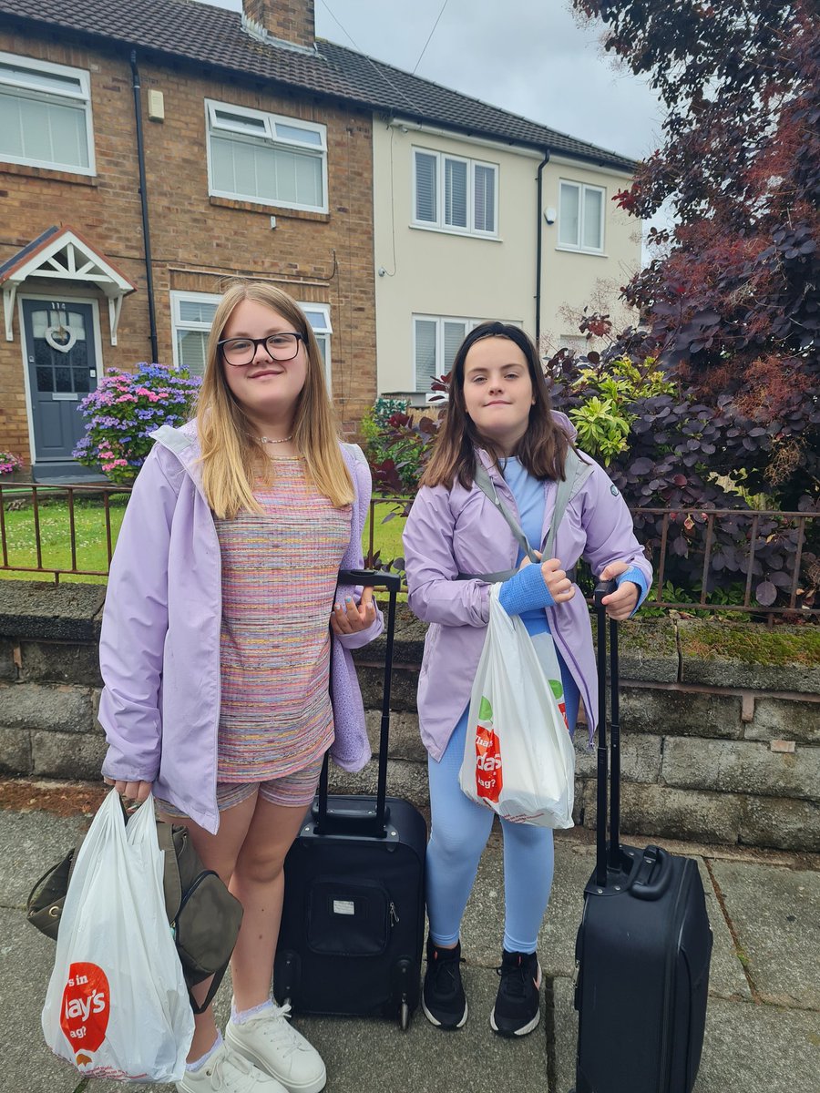 jesselem's tweet photo. Off to London with Yr 6 @malvernprimary . Have fun with all your friends. https://t.co/VHpUZ1kWor