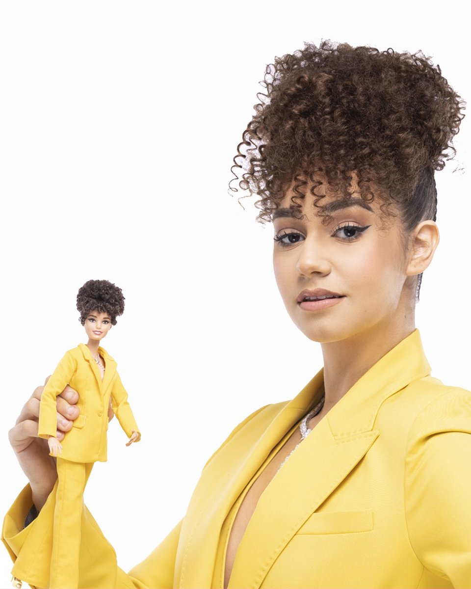GossipRoomOff's tweet photo. 🚨 Face à la vague de haine qu’elle a reçu pour sa présence à l’avant-première mondiale du film #Barbie, l’influenceuse Lena Situations a tenu à répondre sobrement, en postant sur Twitter un cliché d’elle et sa propre poupée à son effigie ! 💛 https://t.co/vDb1NItRX8